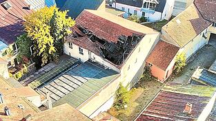 Hier ist wohl nichts mehr zu retten: Auf der gesamten Westseite dieses Gebäudes zwischen Stadtplatz und Herrenstraße ist das Dach eingebrochen. Es besteht offensichtlich dringend Handlungsbedarf. Hier ist wohl nichts mehr zu retten: Auf der gesamten Westseite dieses Gebäudes zwischen Stadtplatz und Herrenstraße ist das Dach eingebrochen. Es besteht offensichtlich dringend Handlungsbedarf.