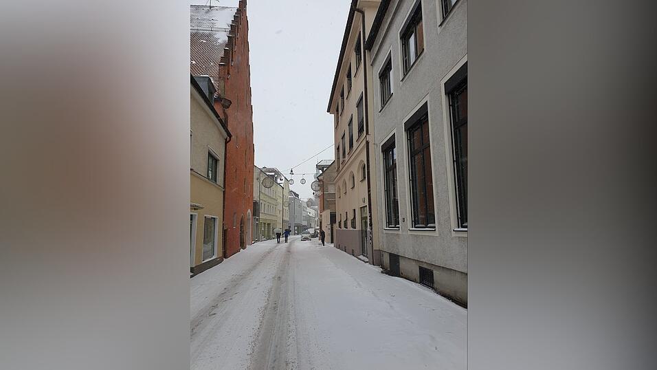 Am Dienstag schneit es heftig in weiten Teilen Bayerns, auch in Straubing. Am Dienstag schneit es heftig in weiten Teilen Bayerns, auch in Straubing.