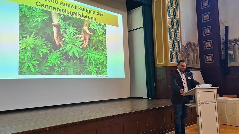 Florian Hien referierte über seine Sicht der praktischen Auswirkungen der Cannabislegalisierung. Florian Hien referierte über seine Sicht der praktischen Auswirkungen der Cannabislegalisierung.