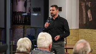 Der Rechtsanwalt Daniel Kuhlmann - hier bei einer Infoveranstaltung für Geschädigte - hat nach dem Gelsenkirchener Sparkassen-Einbruch nach eigenen Angaben erste Klagen gegen die Bank eingereicht. (Archivbild) Der Rechtsanwalt Daniel Kuhlmann - hier bei einer Infoveranstaltung für Geschädigte - hat nach dem Gelsenkirchener Sparkassen-Einbruch nach eigenen Angaben erste Klagen gegen die Bank eingereicht. (Archivbild)