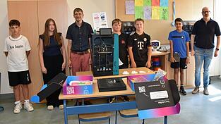 Der pädagogische Systembetreuer Dominik Berzl und Schulleiter Mario Kleinert freuen sich mit den Schülern der 7aM über die erfolgreiche Arbeit mit 3D-Druckern und über die Hilfe von Sponsoren. Der pädagogische Systembetreuer Dominik Berzl und Schulleiter Mario Kleinert freuen sich mit den Schülern der 7aM über die erfolgreiche Arbeit mit 3D-Druckern und über die Hilfe von Sponsoren.