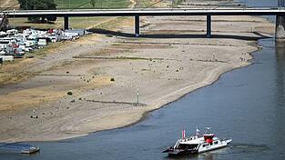 Für den Schiffsverkehr wird der niedrige Wasserstand im Rhein zunehmend zum Problem. Für den Schiffsverkehr wird der niedrige Wasserstand im Rhein zunehmend zum Problem.