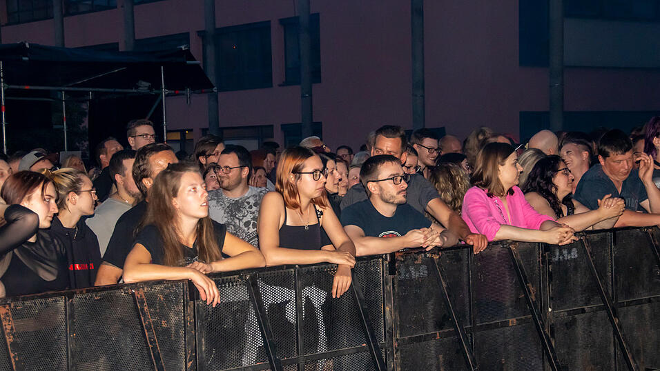 Die Rammstein-Coverband Stahlzeit begeisterte beim Campus Open Air Deggendorfer Fans. Die Rammstein-Coverband Stahlzeit begeisterte beim Campus Open Air Deggendorfer Fans.