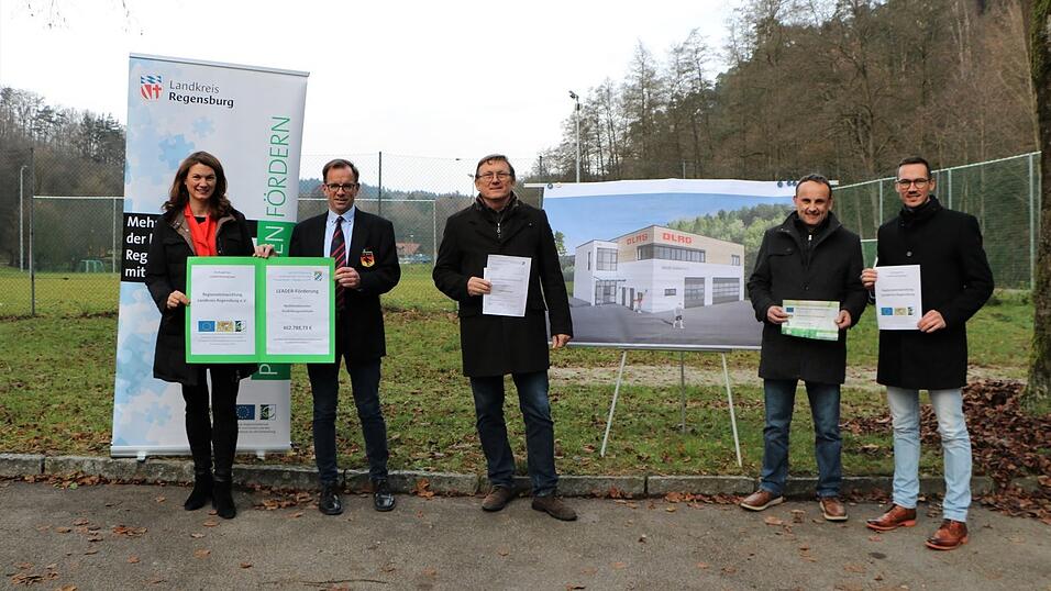 Landrätin und LAG-Vorsitzende Tanja Schweiger (von links), Leader-Koordinator Hans-Michael Pilz, DLRG-Vorsitzender Wolfgang Koller, Bürgermeister Josef Schütz und LAG-Geschäftsführer Florian Kleber. Landrätin und LAG-Vorsitzende Tanja Schweiger (von links), Leader-Koordinator Hans-Michael Pilz, DLRG-Vorsitzender Wolfgang Koller, Bürgermeister Josef Schütz und LAG-Geschäftsführer Florian Kleber.