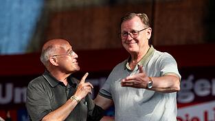 Der ehemalige Fraktionschef Gregor Gysi (l.) und der Thüringer Noch-Ministerpräsident Bodo Ramelow könnten als prominente Direktkandidaten ihrer Partei zum Wiedereinzug in den Bundestag verhelfen. Der ehemalige Fraktionschef Gregor Gysi (l.) und der Thüringer Noch-Ministerpräsident Bodo Ramelow könnten als prominente Direktkandidaten ihrer Partei zum Wiedereinzug in den Bundestag verhelfen.