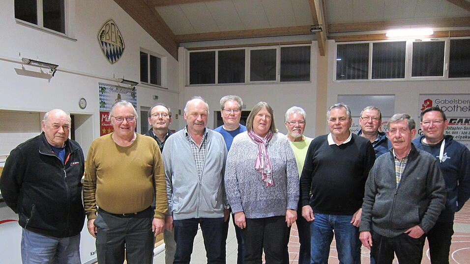 Vorstandschaft, Sportleiter und Beisitzer v.l.: Rudi Koblofsky, Wolfgang Besner, Hans Wiesinger, Josef Heinrich, Helmut Weiß, Petra Gruber, Siegfried Behm, Karl Stiegler, Fred Wiester, Herbert Schwertl und Christian Dick. Vorstandschaft, Sportleiter und Beisitzer v.l.: Rudi Koblofsky, Wolfgang Besner, Hans Wiesinger, Josef Heinrich, Helmut Weiß, Petra Gruber, Siegfried Behm, Karl Stiegler, Fred Wiester, Herbert Schwertl und Christian Dick.