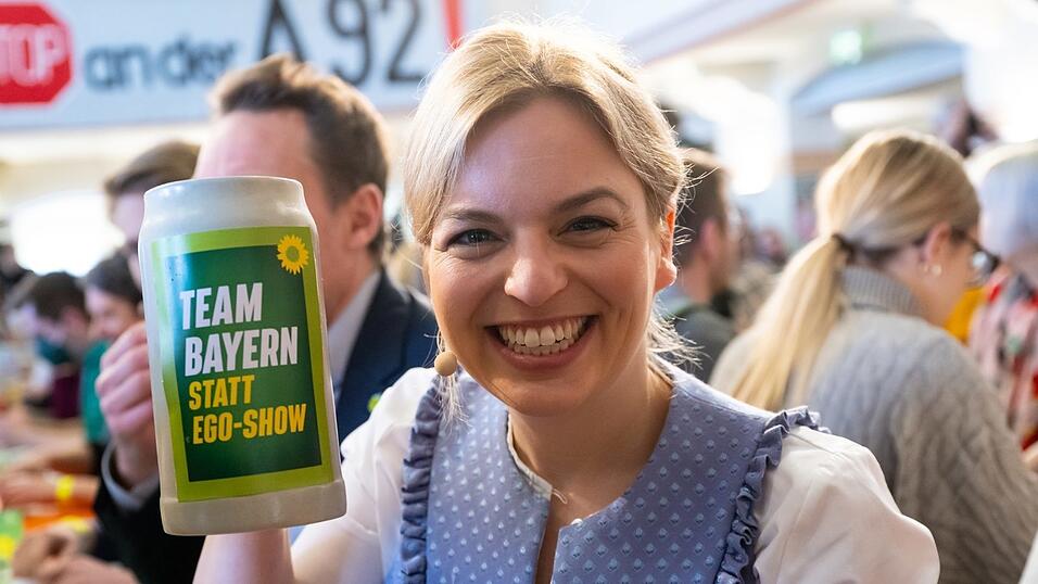 Katharina Schulze l&auml;chelt in Landshut mit einem Ma&szlig;krug in die Kamera.