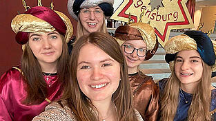 Schnell noch ein Selfie, bevor es zum Kanzler geht (v. l.): Julia, Carola (vorne), Veronika, Katharina und Charlotte.