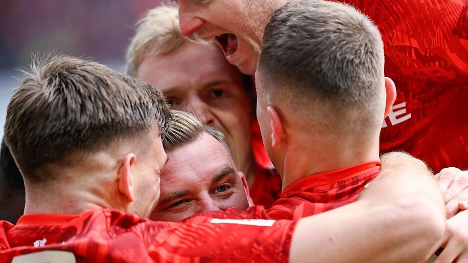 Die Spieler des 1. FC Kaiserslautern feiern den Sieg gegen Jahn Regensburg. Die Spieler des 1. FC Kaiserslautern feiern den Sieg gegen Jahn Regensburg.