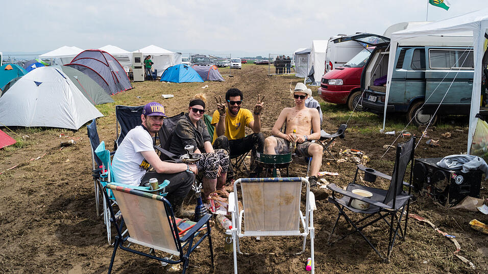 Auf dem Campingplatz lassen es die Pfingst-Open-Air-Besucher richtig krachen, aufgenommen von Regina H&ouml;lzel am Freitag.