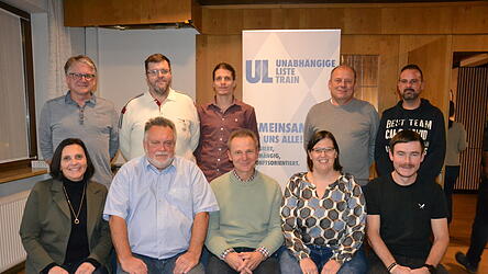 Die Kandidaten der UL (sitzend v. l.): Tanja Dirscherl, Andreas Gahr, Stephan Schmidt, Barbara Heidel, Marcus Niesl, (stehend v. l.): Christian Obermeier, Gerhard Roßbauer, Anton Schretzlmeier jun., Robert Wimmer und Thomas Zeitler. Auf dem Bild fehlen Gerold Bauer und Steffen Hartmann. Die Kandidaten der UL (sitzend v. l.): Tanja Dirscherl, Andreas Gahr, Stephan Schmidt, Barbara Heidel, Marcus Niesl, (stehend v. l.): Christian Obermeier, Gerhard Roßbauer, Anton Schretzlmeier jun., Robert Wimmer und Thomas Zeitler. Auf dem Bild fehlen Gerold Bauer und Steffen Hartmann.