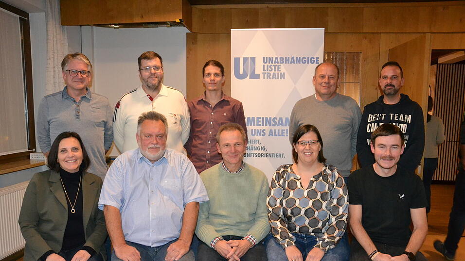 Die Kandidaten der UL (sitzend v. l.): Tanja Dirscherl, Andreas Gahr, Stephan Schmidt, Barbara Heidel, Marcus Niesl, (stehend v. l.): Christian Obermeier, Gerhard Roßbauer, Anton Schretzlmeier jun., Robert Wimmer und Thomas Zeitler. Auf dem Bild fehlen Gerold Bauer und Steffen Hartmann. Die Kandidaten der UL (sitzend v. l.): Tanja Dirscherl, Andreas Gahr, Stephan Schmidt, Barbara Heidel, Marcus Niesl, (stehend v. l.): Christian Obermeier, Gerhard Roßbauer, Anton Schretzlmeier jun., Robert Wimmer und Thomas Zeitler. Auf dem Bild fehlen Gerold Bauer und Steffen Hartmann.