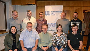 Die Kandidaten der UL (sitzend v. l.): Tanja Dirscherl, Andreas Gahr, Stephan Schmidt, Barbara Heidel, Marcus Niesl, (stehend v. l.): Christian Obermeier, Gerhard Roßbauer, Anton Schretzlmeier jun., Robert Wimmer und Thomas Zeitler. Auf dem Bild fehlen Gerold Bauer und Steffen Hartmann. Die Kandidaten der UL (sitzend v. l.): Tanja Dirscherl, Andreas Gahr, Stephan Schmidt, Barbara Heidel, Marcus Niesl, (stehend v. l.): Christian Obermeier, Gerhard Roßbauer, Anton Schretzlmeier jun., Robert Wimmer und Thomas Zeitler. Auf dem Bild fehlen Gerold Bauer und Steffen Hartmann.