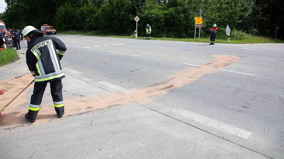 Bei dem Unfall sind laut Polizeiangaben zwei Menschen schwer verletzt worden.