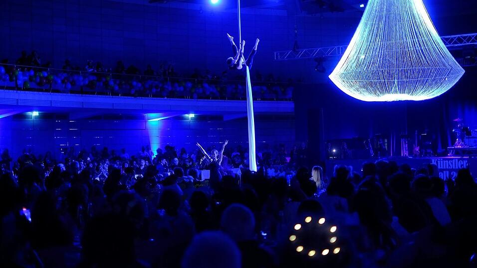 Der Künstlerball bot ein großes Showprogramm. Der Künstlerball bot ein großes Showprogramm.