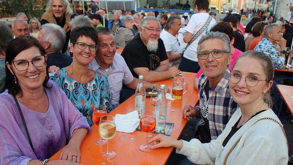 Viele Landshuter genossen ihren Freitagabend auf dem Bismarckplatzfest.