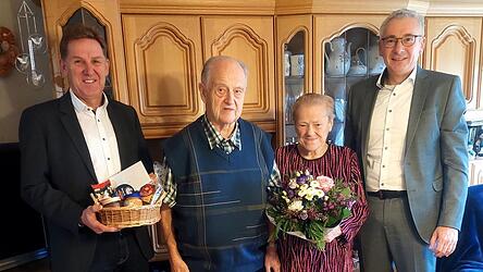 Mit Bürgermeister Herbert Sporrer (l.) und Landrat Werner Bumeder (r.) tauschte das Jubelpaar Erinnerungen aus