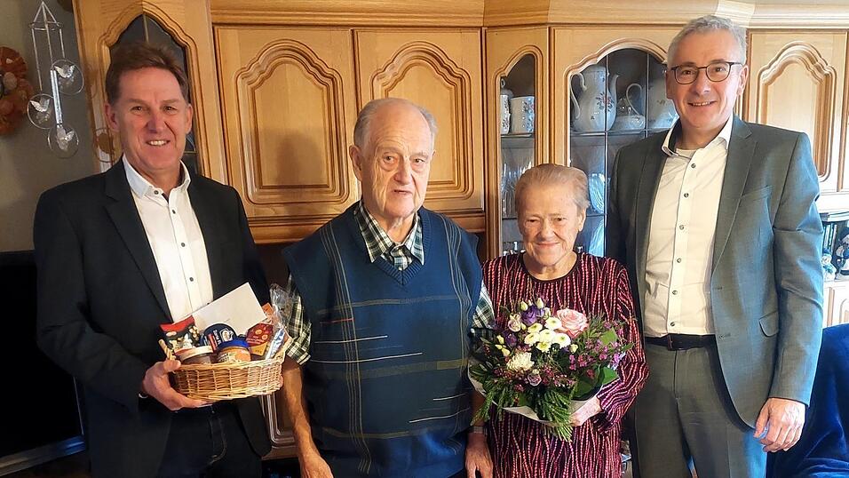 Mit Bürgermeister Herbert Sporrer (l.) und Landrat Werner Bumeder (r.) tauschte das Jubelpaar Erinnerungen aus