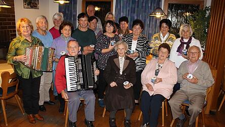 Die Teilnehmer des Jubiläumsstammtisches mit den Musikanten Maria Bauer und Peter Jourgens.