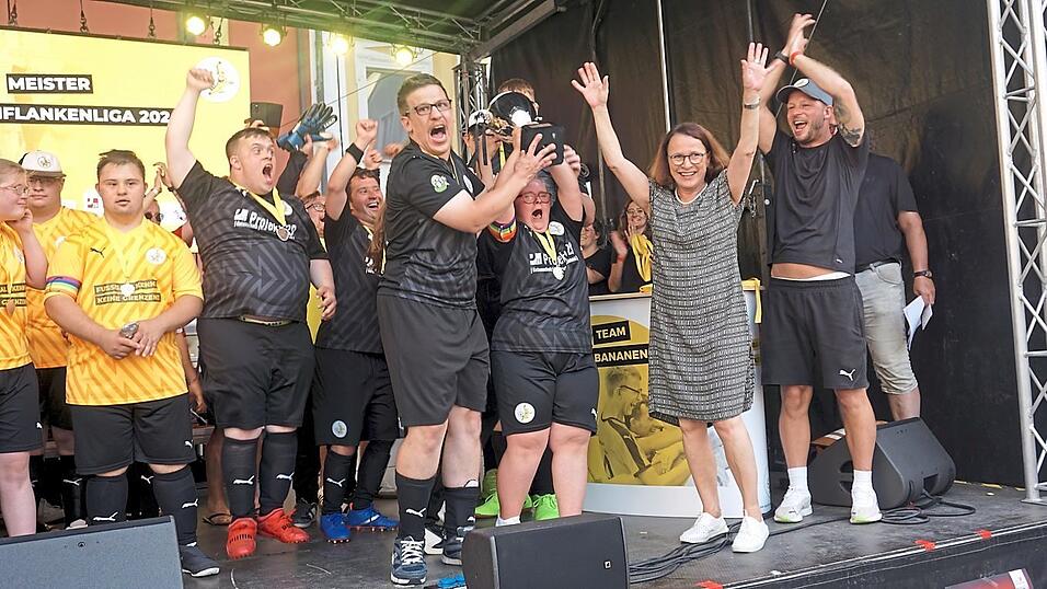 Das 'Team Black' freute sich über den Pokal.