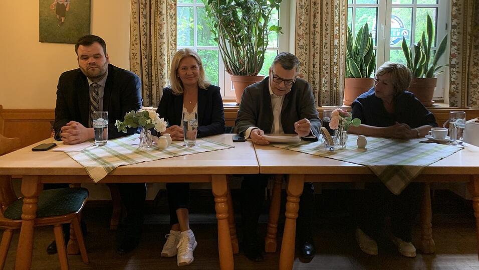 Anita Meinelt (v. r.), Dr. Florian Herrmann und Manuel Mück präsentierten Susanne Hoyer als Landratskandidatin.