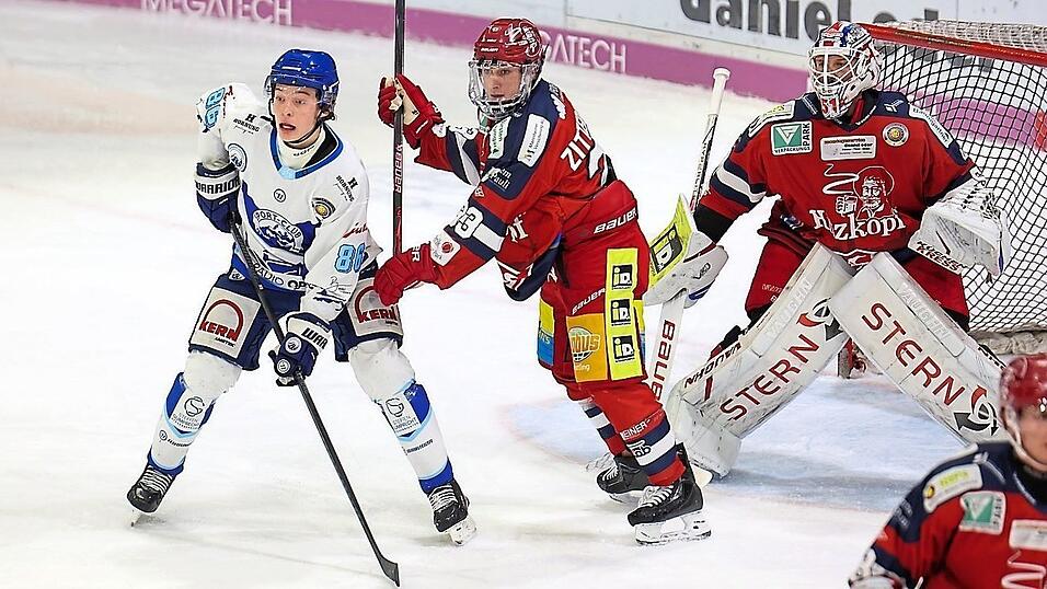 Bereits im Heimspiel gegen den SC Riessersee war die DSC-Defensive auf dem Posten, auch unter der Zugspitze zeigte Torhüter Timo Pielmeier (in rot) eine starke Leistung. Bereits im Heimspiel gegen den SC Riessersee war die DSC-Defensive auf dem Posten, auch unter der Zugspitze zeigte Torhüter Timo Pielmeier (in rot) eine starke Leistung.