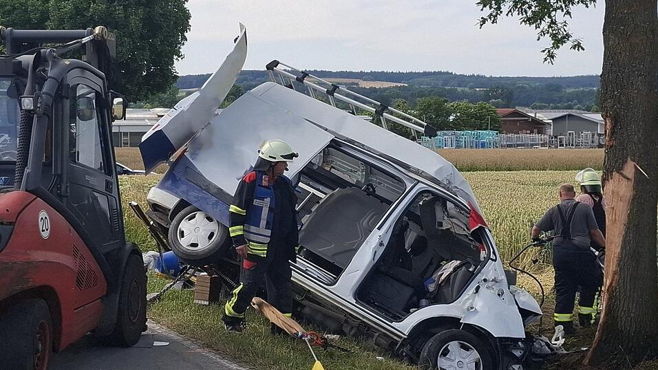 Vor Ort unterstützten zahlreiche Einsatzkräfte. Vor Ort unterstützten zahlreiche Einsatzkräfte.