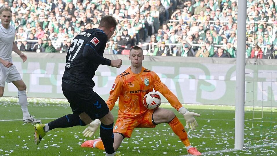 Paderborns Steffen Tigges scheitert am Bremer Torwart Karl Hein (r). Paderborns Steffen Tigges scheitert am Bremer Torwart Karl Hein (r).