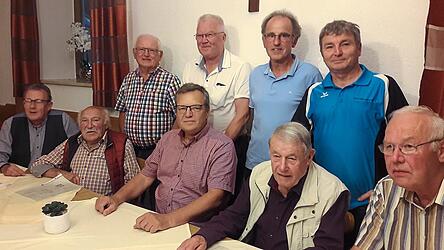 Vorstandschaft und Geehrte beim TSV-Männersport: (vorne, v. l.) Gerhard Grimm, Franz Thaller, Josef Plank, Alois Rabauer, Herbert Wagner, sowie hinten von links: Walter Hahn, Gerhard Mitterbauer, Wolfgang Boger und Konrad Kellermann.