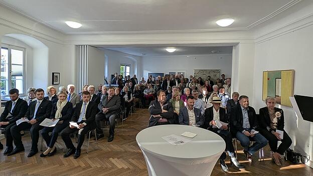 Die gro&szlig;e Bad K&ouml;tztinger Kunstausstellung wurde am Samstag in der historischen Atmosph&auml;re der Kirchenburg vor gut 100 Besuchern er&ouml;ffnet.