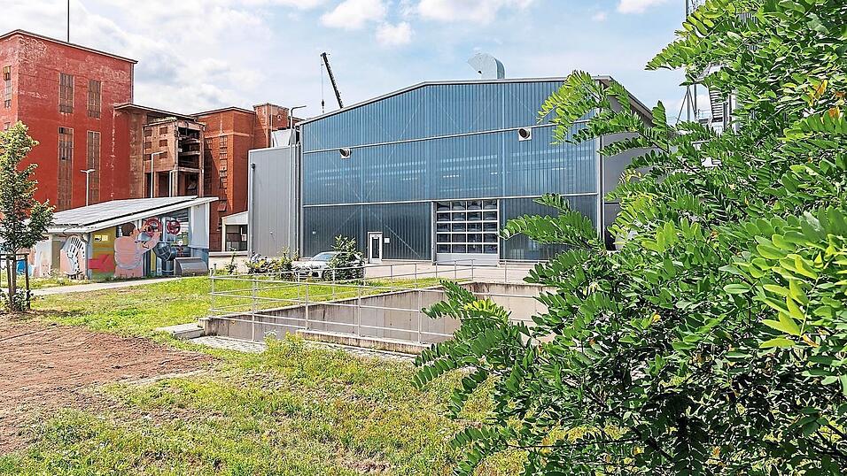 Dort, wo jetzt noch ziegelrote Produktionshallen (links) stehen, soll neben der Klärschlammtrocknung (rechts) eine Verbrennungsanlage gebaut werden. Dort, wo jetzt noch ziegelrote Produktionshallen (links) stehen, soll neben der Klärschlammtrocknung (rechts) eine Verbrennungsanlage gebaut werden.