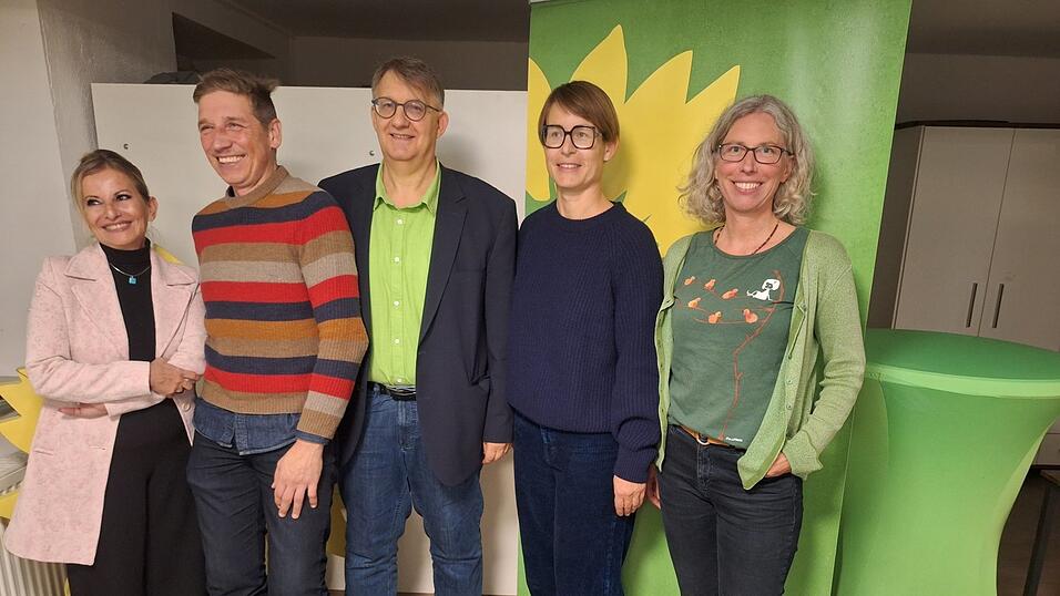 Sie stehen hinter ihrem OB-Kandidaten: (v. l.) Nermin Jenetzke, Peter Högn, Christian Heilmann-Tröster, Maren Lex und Anita Goller. Sie stehen hinter ihrem OB-Kandidaten: (v. l.) Nermin Jenetzke, Peter Högn, Christian Heilmann-Tröster, Maren Lex und Anita Goller.