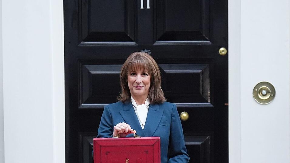 Finanzminister Rachel Reeves hat zugegeben, Wahlversprechen zu brechen.