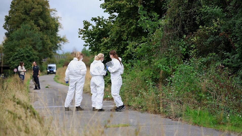 In der Nähe eines Umspannwerks bei Eschweiler durchkämmte die Polizei die Umgebung. Anlass waren Bekennerschreiben, in dem der Ort erwähnt wird. In der Nähe eines Umspannwerks bei Eschweiler durchkämmte die Polizei die Umgebung. Anlass waren Bekennerschreiben, in dem der Ort erwähnt wird.