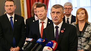 Andrej Babis (vorne), tschechischer Milliardär und Gründer der Partei ANO, hat in Prag einen Koalitionsvertrag mit den Vorsitzenden der ultrarechten Freiheit und direkte Demokratie (SPD) und der Autofahrerpartei Motoristen unterzeichnet.