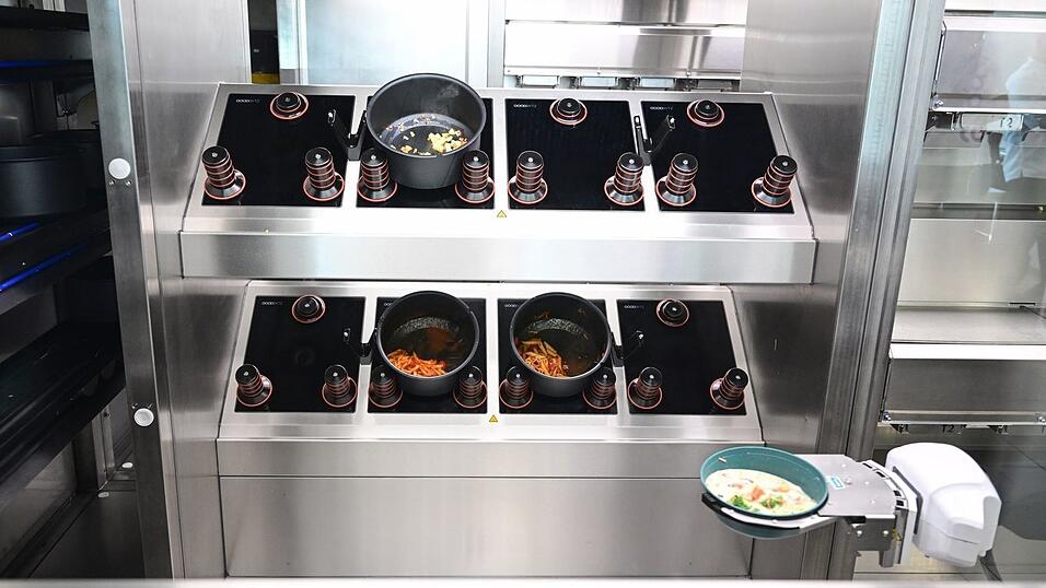 Ein Goodbytz-Roboter bereitet im Universitätsklinikum in Tübingen Essen zu. (Archivbild) Ein Goodbytz-Roboter bereitet im Universitätsklinikum in Tübingen Essen zu. (Archivbild)