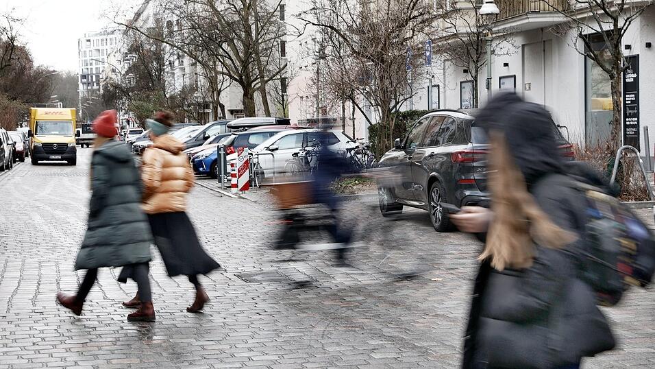 Vor 130 Jahren kam es zum weltweit ersten tödlichen Autounfall einer Fußgängerin in London. (Symbolbild) Vor 130 Jahren kam es zum weltweit ersten tödlichen Autounfall einer Fußgängerin in London. (Symbolbild)
