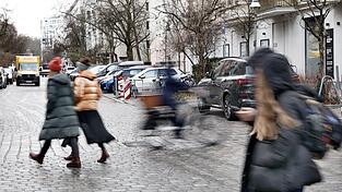 Vor 130 Jahren kam es zum weltweit ersten tödlichen Autounfall einer Fußgängerin in London. (Symbolbild) Vor 130 Jahren kam es zum weltweit ersten tödlichen Autounfall einer Fußgängerin in London. (Symbolbild)