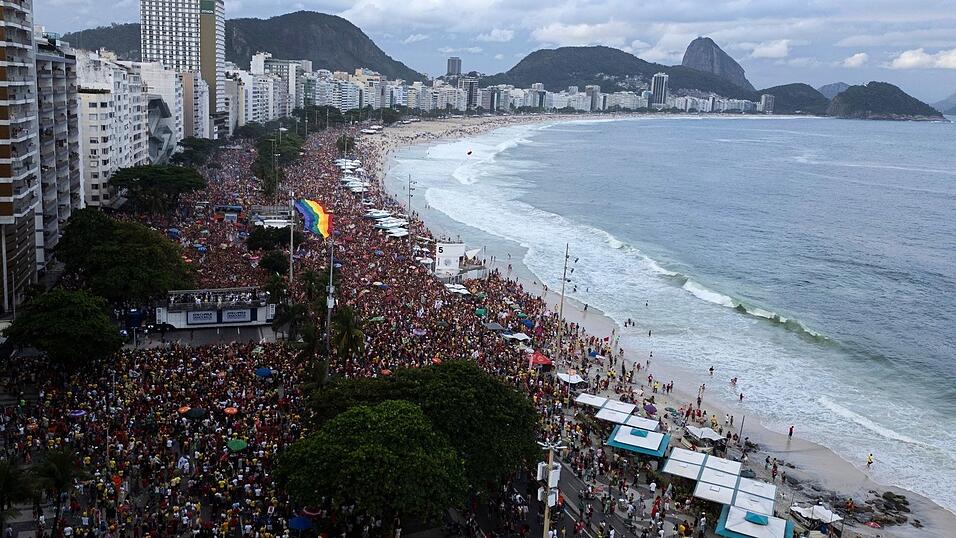 Tausende versammeln sich an der weltber&uuml;hmten Copacabana. (Archivbild)