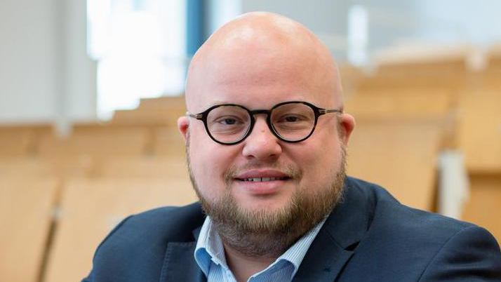 Thomas Hofmann Thomas Hofmann