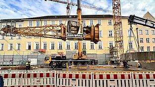 Mit der Hilfe eines Autokrans wird der m&auml;chtige Kran, der in den vergangenen drei Jahren Material zur Ursulinen-Baustelle transportierte, St&uuml;ck f&uuml;r St&uuml;ck zerlegt. Dazu ist die Neustadt bis Donnerstag gesperrt.&nbsp; &nbsp;&nbsp;