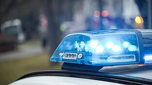 Die Polizei ermittelt nun gegen die drei unbekannten Männer. (Symbolbild)