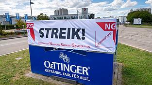 Über Monate befehdeten sich bei der Großbrauerei Oettinger Gewerkschaft NGG und Geschäftsführung. (Archivbild) Über Monate befehdeten sich bei der Großbrauerei Oettinger Gewerkschaft NGG und Geschäftsführung. (Archivbild)