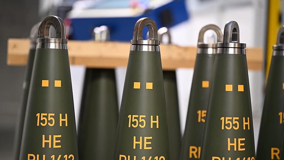Rheinmetall stellt unter anderem Artilleriemunition vom Kaliber 155 mm her. (Archivbild)