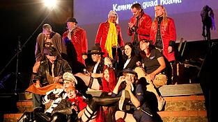 F&uuml;r regelrechte Euphorie sorgte im vergangenen Sommer &bdquo;Jockels boarische Gruselgschicht&ldquo;, die zur &bdquo;Erfolgsgschicht&ldquo; mutierte. Im Juli wird sie auf der Burgruine Runding fortgesetzt. Ab Mai geht Roland Schmuderer (vorne Mitte) mit Schauspielern und Musikern auf Tour.