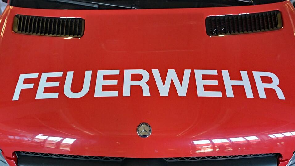 Die Feuerwehr folgte einer Nachricht über eine eingestürzte Wand - und wurde dann selbst Zeuge, wie ein Großteil des Gebäudes einstürzte. (Symbolbild) Die Feuerwehr folgte einer Nachricht über eine eingestürzte Wand - und wurde dann selbst Zeuge, wie ein Großteil des Gebäudes einstürzte. (Symbolbild)
