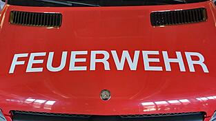 Die Feuerwehr folgte einer Nachricht &uuml;ber eine eingest&uuml;rzte Wand - und wurde dann selbst Zeuge, wie ein Gro&szlig;teil des Geb&auml;udes einst&uuml;rzte. (Symbolbild)
