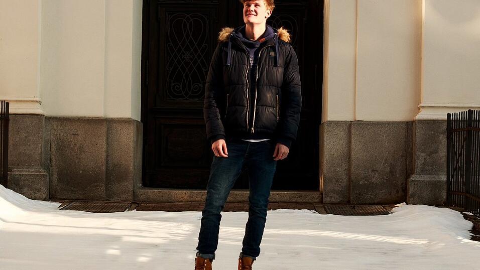 Der Weg ist glatt und rutschig, der Wind pfeift eiskalt durch die dicke Jacke. Auf Eisplatten glitzern die frischen Schneeflocken. Jana Zellmer bleibt stehen: 'Hier ist das Licht gut, stell dich doch mal hier hin', sagt sie zu Bastian und schaut durch ihre Kamera. Es klickt und das erste Motiv ist im Kasten. 'Gerade im Winter ist es schön, wenn die Sonne auf den Schnee scheint', erklärt Jana. 'Dieses Licht wirkt auf Bildern sehr lebendig.' Der Weg ist glatt und rutschig, der Wind pfeift eiskalt durch die dicke Jacke. Auf Eisplatten glitzern die frischen Schneeflocken. Jana Zellmer bleibt stehen: 'Hier ist das Licht gut, stell dich doch mal hier hin', sagt sie zu Bastian und schaut durch ihre Kamera. Es klickt und das erste Motiv ist im Kasten. 'Gerade im Winter ist es schön, wenn die Sonne auf den Schnee scheint', erklärt Jana. 'Dieses Licht wirkt auf Bildern sehr lebendig.'