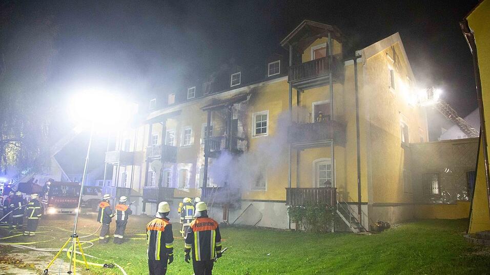 Beim Brand eines Mehrfamilienhaus in Reisbach sind in der Nacht auf Samstag vier Menschen ums Leben gekommen. Mindestens 20 weitere wurden verletzt. Beim Brand eines Mehrfamilienhaus in Reisbach sind in der Nacht auf Samstag vier Menschen ums Leben gekommen. Mindestens 20 weitere wurden verletzt.