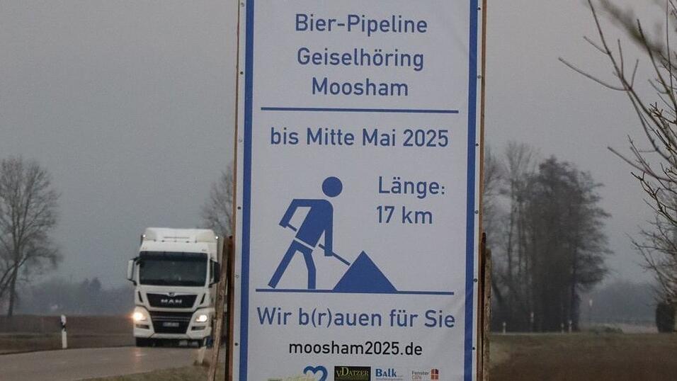 Latten und Holzpf&auml;hle tragen das Schild f&uuml;r die 'Bier-Pipeline'. Es steht an der Landstra&szlig;e zwischen Geisling und Sengkofen.